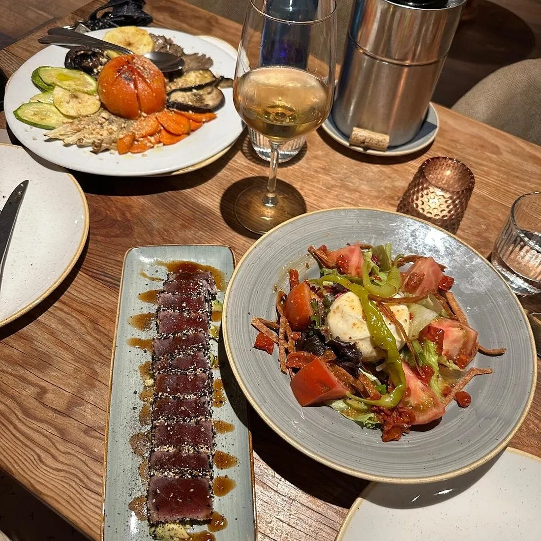 Gezellig terras van Loopy’s Steakhouse Pizzería in San Agustín Gran Canaria bekend om steaks en pizza