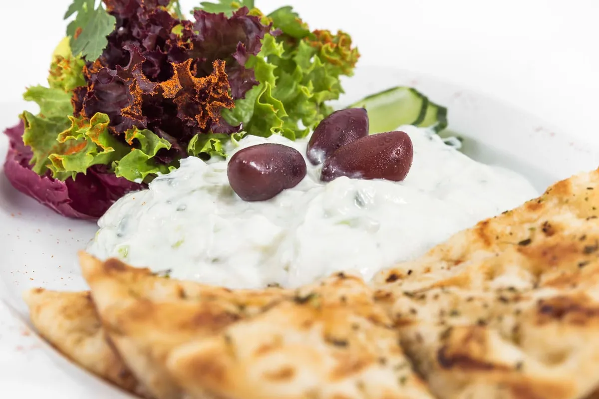 Auténtico restaurante griego Greek Taverna en San Agustín Gran Canaria con platos tradicionales como gyros y moussaka